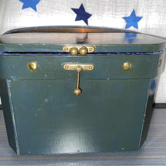 vintage wooden chest made and painted and designed by hand from the 70s - Picture 8 of 11